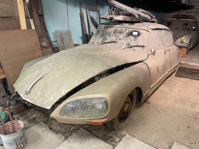 une vieille voiture en cours de réparation dans le garage
