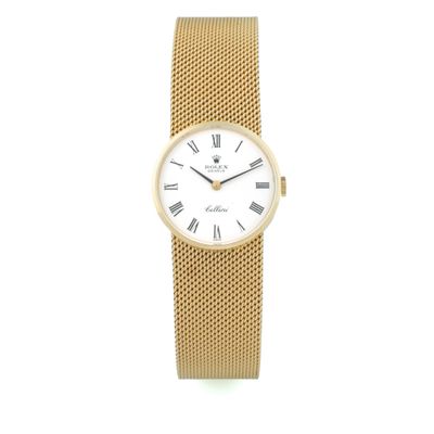 gros plan d'une montre-bracelet en or avec des chiffres romains
