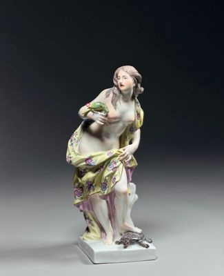 une figurine ancienne représentant une femme tenant un panier