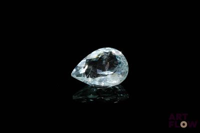 gros plan d'un diamant blanc sur une surface noire