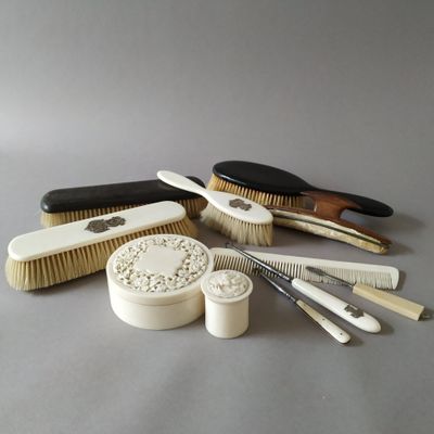 Éléments de toilette divers, dont boîtes et brosses, princip… - Photo 1