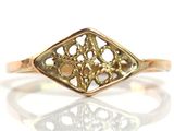 une image représentant une bague en or ornée d'un motif floral
