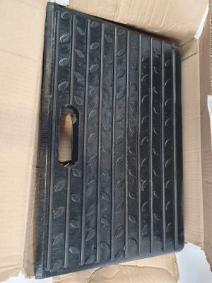 une boîte en carton contenant un morceau de plastique noir