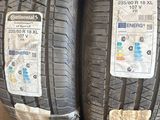 deux pneus sont empilés l'un sur l'autre sur un chariot bleu