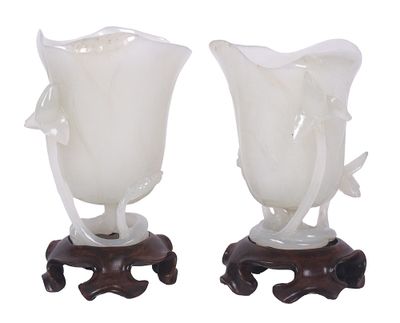 deux vases posés sur un socle en bois