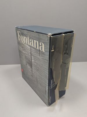 La boîte est vide et prête à être ouverte devant la caméra.