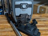un aspirateur posé sur une table en bois