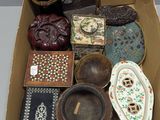 une boîte en carton remplie d'objets hétéroclites sur une table
