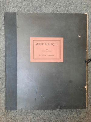 un vieux livre posé sur un sol recouvert de moquette