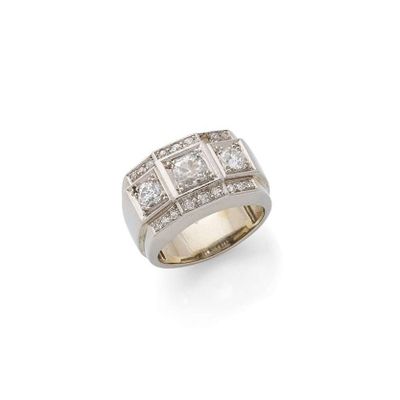 une bague en diamant et plaquée platine, signée Van Cleef