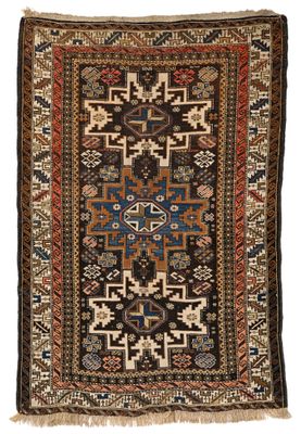 un tapis aux motifs bleus, marron et rouges