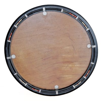 une horloge en bois avec un cadre noir