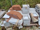 une pile de cartons posée sur une palette dans l'herbe