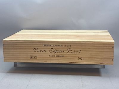 gros plan d'une boîte en bois portant une étiquette