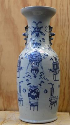 un vase bleu et blanc posé sur une table en bois