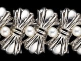 trois rangées de bracelets en argent et perles sur fond noir