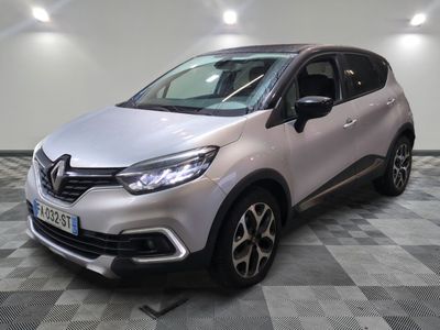 la voiture argentée est garée sur le sol en damier d'un garage