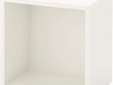 un gros plan d'une étagère en forme de cube blanc sur fond blanc