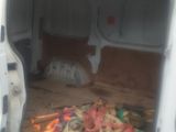 une camionnette blanche remplie de déchets