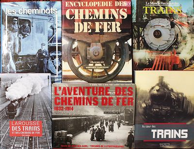 plusieurs livres sont empilés sur une table