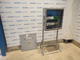 une image représentant une machine dans une pièce, avec un mur derrière elle
