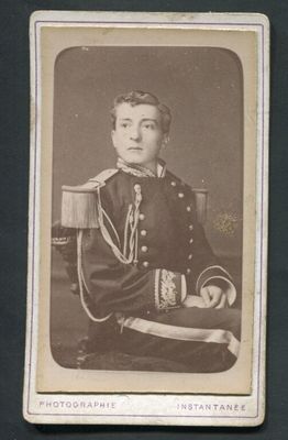 une vieille photo d'un homme en uniforme militaire