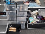 un grand nombre de cartons posés sur le sol