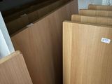 plusieurs pièces de bois sont empilées dans une pièce