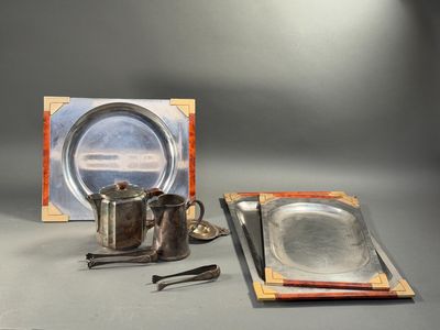 une photo représentant une assiette en argent et une assiette en argent accompagnée d'une cuillère et d'un repose-cuillère posées sur une table