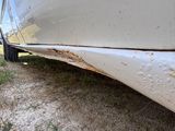 une voiture blanche garée sur le bord de la route