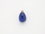 un pendentif en lapis-lazuli en forme de larme, muni d'une bélière plaquée or