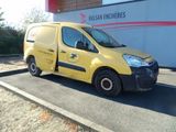 une petite camionnette jaune garée devant un immeuble