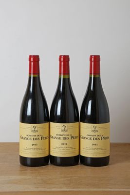 trois bouteilles de vin posées sur une table en bois