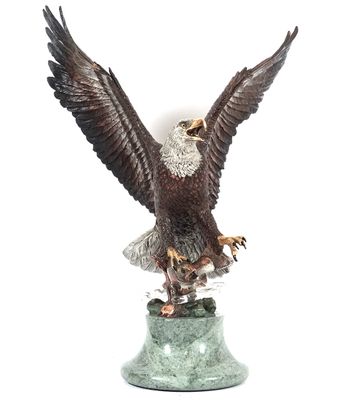 statue d'un pygargue à tête blanche sur un socle en marbre, les ailes déployées