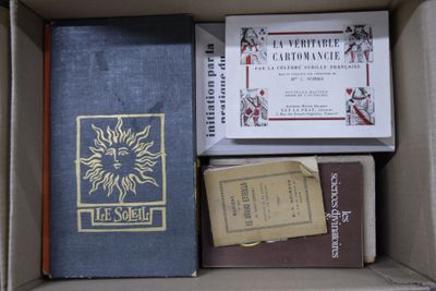 de nombreux livres dans une boîte, posés sur une table