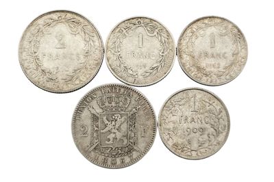 six pièces d'argent de tailles et de formes différentes