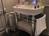 une salle de bains équipée d'un lavabo, de toilettes et d'une douche