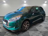 une Citrole verte garée sur un sol en damier dans un garage