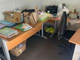 un bureau sur lequel se trouvent un ordinateur, une imprimante et d'autres objets