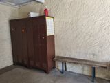un casier et un banc dans un coin de la pièce