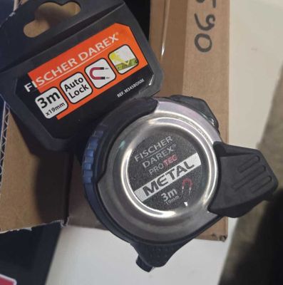 un gros plan sur une montre avec un coffret en arrière-plan
