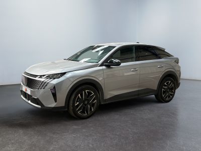un SUV argenté garé dans une pièce blanche au sol noir