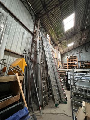 de nombreuses échelles métalliques dans un bâtiment doté d'une verrière