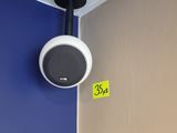 une lampe fixée au plafond d'une pièce