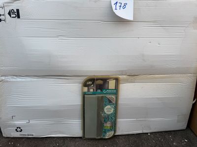 une pile de cartons sur laquelle est posé un skateboard