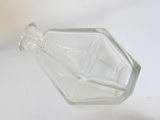 une bouteille en verre transparent munie d'un bouchon en verre