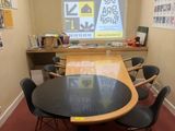 une image d'une salle de conférence avec une table et des chaises