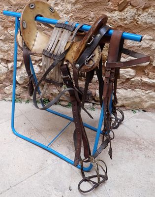 Selle avec étriers cage. Par tradition familiale, proviendra…