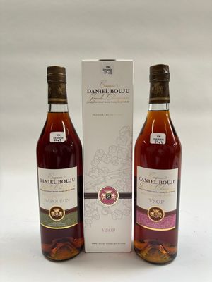 deux bouteilles de vin posées l'une à côté de l'autre sur une table