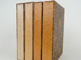 trois livres sont empilés sur une surface blanche